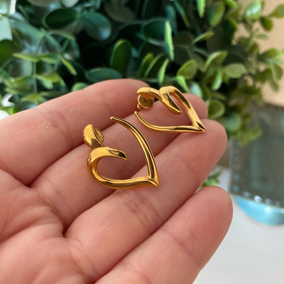 Vintage Monet Signed Open Heart Gold Tone Earrings 1” length rare - Picture 2 of 6
